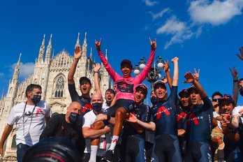 Jonathan Castroviejo, junto a sus compañeros de Ineos, en el podium de Milán. (@Eganbernal)