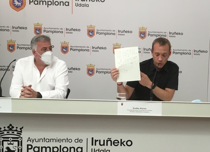 Endika Alonso muestra la «irregular» documentación escrita a mano que se utilizó para permitir la retirada del vehículo de Labairu sin pagar tasa de grúa ni multa. (NAIZ)