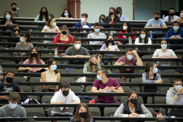 Estudiantes en el campus de Arrosadia a punto de empezar a examinarse de la EVAU. (Iñigo URIZ/FOKU)