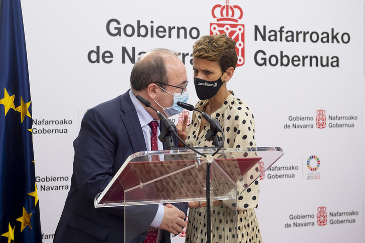El ministro español Miquel Iceta y la lehendakari María Chivite en la comparencia tras la transferencia de sanidad penitenciaria, hoy en Iruñea. (Iñigo URIZ/FOKU)
