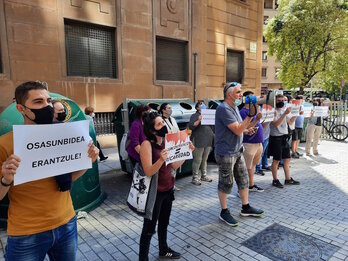 Concentración sindical ante Osasunbidea para denunciar que la muerte de Daniel Zugasti fue un accidente laboral. (@LABNafarroa)