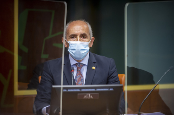 Preguntado por el vídeo de Abadiño, Josu Erkoreka se refugia en una respuesta anterior que lo niega todo. (Jaizki FONTANEDA/FOKU)