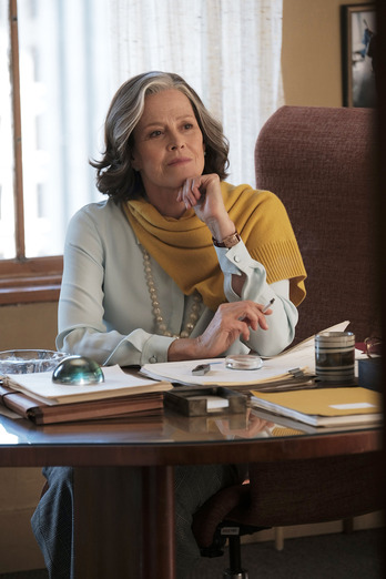 Sigourney Weaver es la estrella invitada en el papel de la agente literaria del escritor J.D. Salinger. (NAIZ)