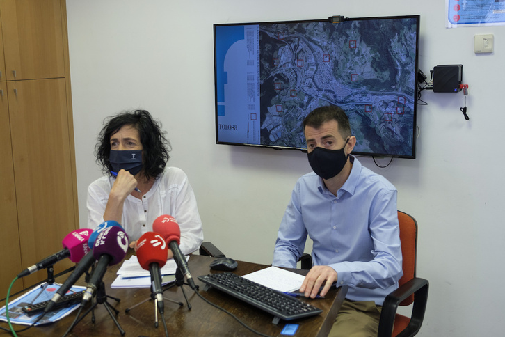 La alcaldesa de Tolosa, Olatz Peon, y el concejal Egoitz Sorozabal han presentado el emplazamiento del hospital público de la comarca. (Jon URBE/FOKU)