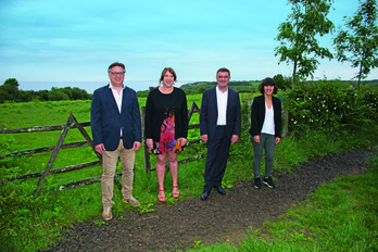 Jean-Michel Berra et Sylvie Estomba (à gauche) sur le sentier littoral désormais fermé. © DR. 