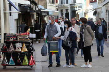 Gente de compras en Donibane Lohizune el 19 de mayo, día de reapertura de los comercios. (Guillaume FAUVEAU)