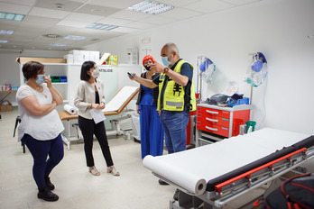 La ministra de Sanidad, Carolina Darias, y la consejera Santos Indurain, atienden las explicaciones de un profesional sanitario en Iruñea.      (Gobierno de Nafarroa)