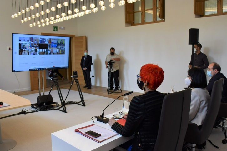 Imagen de archivo de la consejera Santos Induráin, junto a la ministra Carolina Darias, en la reunión del Consejo Interterritorial de Salud, en Iruñea. (Ministerio de Sanidad)