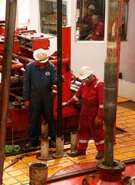 La tripulación del buque de investigación Joides Resolution, perforando núcleos de sedimentos del lecho marino en el mar de Bering durante la expedición de la UCSC en 2009. (Carlos ALVAREZ ZARIKIAN | IODP-TAMU)