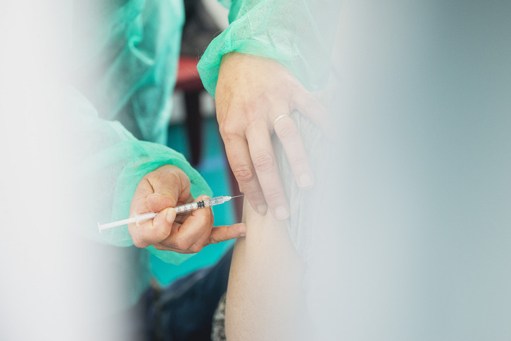 La vacunacion se extenderá a un sector de la población clave para cortar la transmisión. (Guillaume FAVEAU)