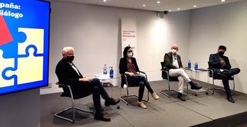 Rufián, a la derecha en la presentación del libro. (Centre Blanquerna Madrid)