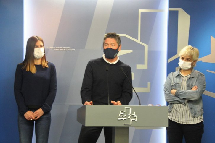 El parlamentario jeltzale Aitor Aldasoro, flanqueado por Miren Gorrotxategi (Podemos) y Rebeka Ubera (EH Bildu). (@eajpnv_Legebil) 