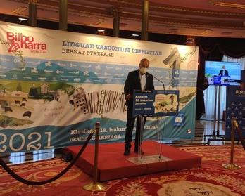 Aitor Elizegi, Athletik taldeko lehendakaria, irakurtzen Arriaga antzokian. (NAIZ))