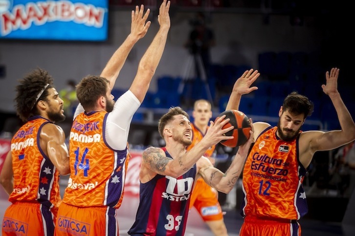 Valentzian ere «etxean bezala» jokatuz gero, aukerak ikusten dizkio Polonarak Baskoniari. (Jaizki FONTANEDA / FOKU)