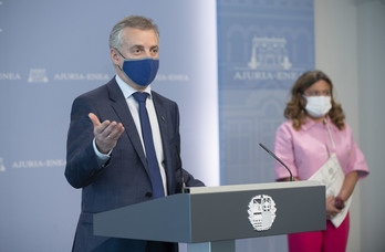 Iñigo Urkullu interviene en presencia de la consejera Gotzone Sagardui tras la última reunión del LABI.        (Irekia)
