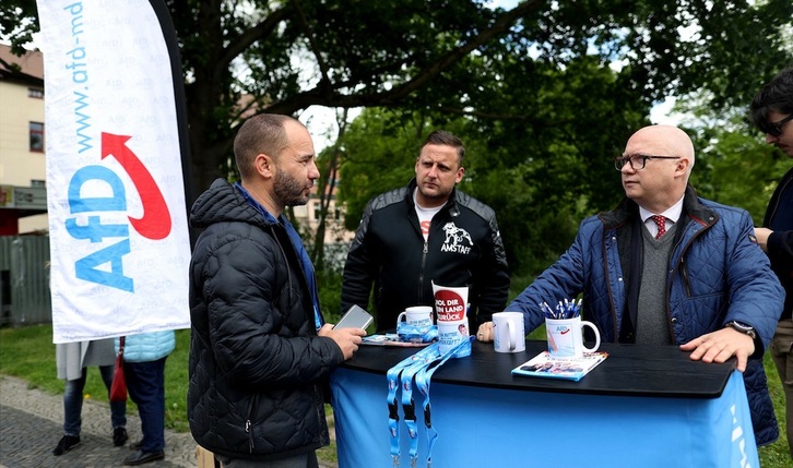 El candidato de la ultraderechista AFD en Sajonia-Anhalt, Oliver Kirchner (a la derecha), haciendo campaña en Magdeburgo. (Ronny HARTMANN | AFP)