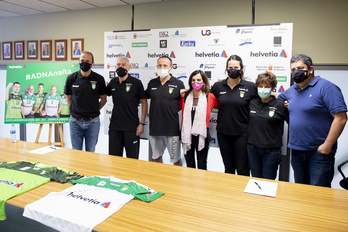 Cuerpo técnico al completo y presidenta de Anaitasuna han posado para los medios gráficos. (Iñigo URIZ/FOKU)