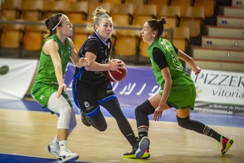 Maria Asurmendi, junto con Elena Quevedo, en el reciente derbi ante IDK Euskotren. (Jaizki FONTANEDA / FOKU)