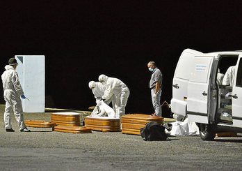 Fuerteventurara pasa den apirilaren 6an iritsitako etorkin bat anbulantzian eramaten (EUROPA PRESS)