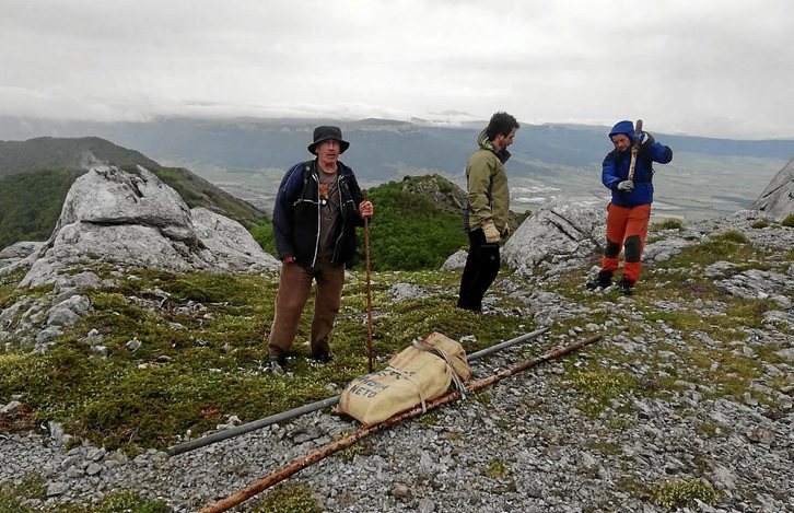 Araiako zenbait lagun, «Araba» eskultura garraiatzen.