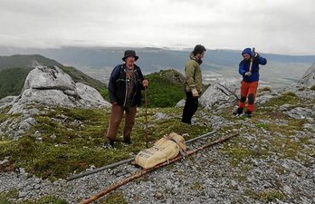 Araiako zenbait lagun, «Araba» eskultura garraiatzen.