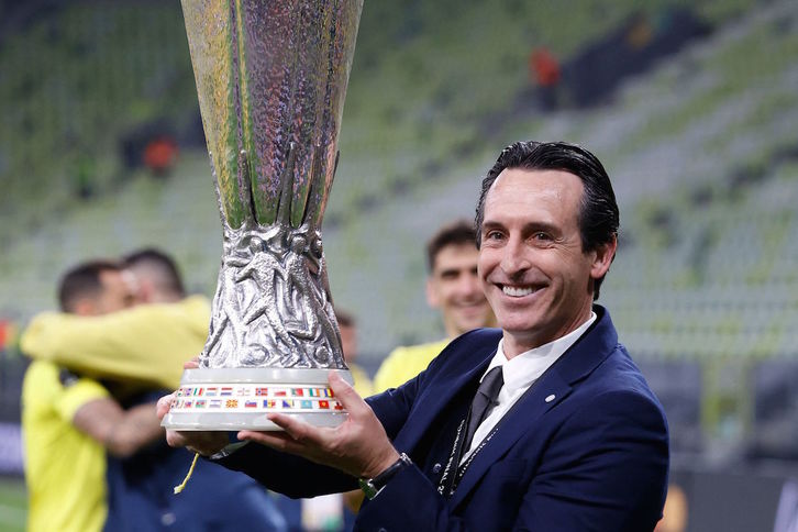 Unai Emery posa con la copa de la Europa League ganada con el Villarreal. (Kacper PEMPEL/AFP)