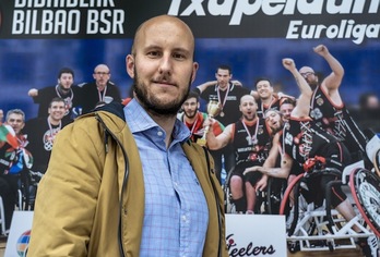 Adrian Yañez, Bidaideak Bilbao BSR taldeko entrenatzailea, denboraldi historikoa amaitzeko zorian. (Marisol RAMIREZ / FOKU)