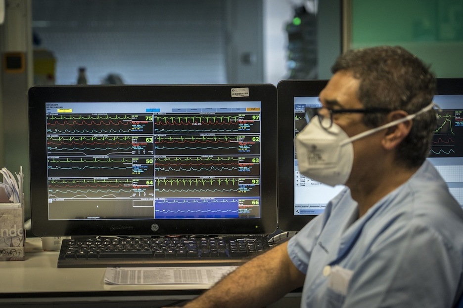 Trabajo de monitorización en la UCI del Hospital Donostia. (Gorka RUBIO/FOKU)