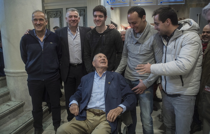 Miguel Gallastegi posa con otros campeones del Manomanista en la celebración de sus cien años. (Jon URBE/FOKU)