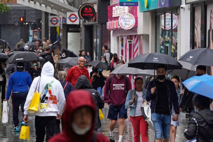 Reino Unido eliminó la obligación de llevar mascarilla en exteriores el 22 de abril, pero algunos siguen empleándola, como se ve en esta imagen de este viernes en Londres. (AFP)