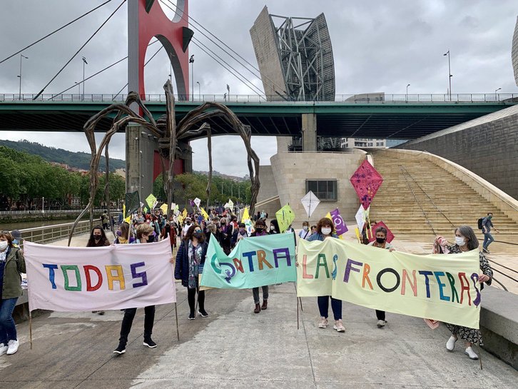 Ongi Etorri Errefuxiatuak y colectivos feministas han denunciado las políticas migratorias europeas. (@oeebizkaia)