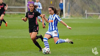 La Real necesita repetir victoria ante el Real Madrid. En la imagen, Núria Rábano se dispone a chutar ante la mirada de Kenti Robles. (Real Sociedad)