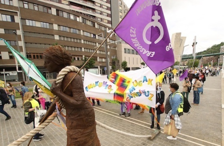 Emakume migratzaileenganako indarkeriak salatzeko mobilizazioa Bilbon. (Oskar MATXIN/FOKU)