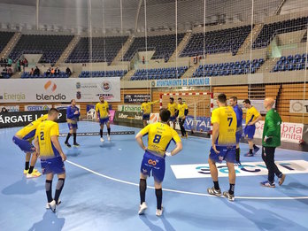 Bidasoa-Irungo jokalariak, Santanderren beroketa egiten, partida hasi aurretik. (CD BIDASOA)