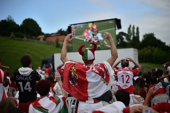 La afición de Biarritz sufrió viendo a su equipo a través de la pantalla gigante instalada en la Halle d'Iraty. (Patxi BELTZAIZ)