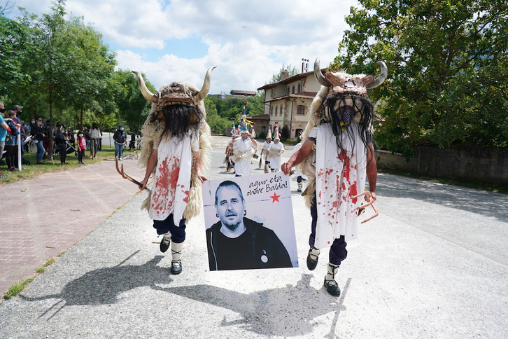 Omenaldia egin diote Fran Baldari Arbizun. (Endika PORTILLO / FOKU)