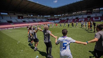 Jugadoras y técnicos del Eibar celebran la permanencia en Primera División. (SD EIBAR)
