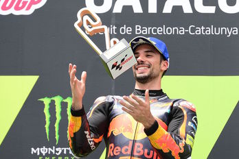 Miguel Oliveira juega con el trofeo de ganador en el GP de Catalunya de MotoGP. (Lluis GENE/AFP)