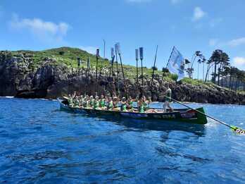 Denboraldiko lehen bandera altxa du Hondarribiak Lekeition. (HondarribiaAE)