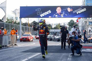 Sergio «Checo» Pérez corre feliz tras ganar su segunda carrera en la F1. (Maxim SHEMETOV/AFP)