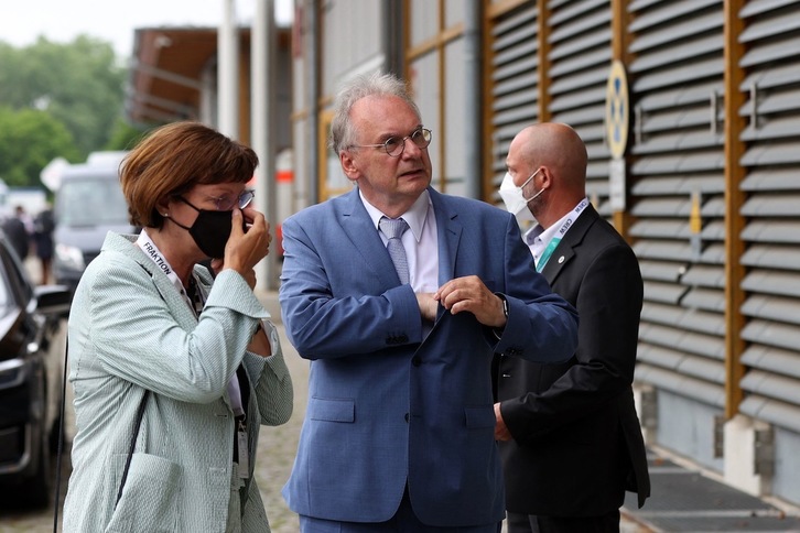 El ministro presidente de Sajonia-Anhalt, Reiner Haseloff (CDU), y su esposa, Gabriele Haseloff, este domingo en Magdeburgo. (Ronny HARTMANN | AFP)