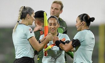 Emakumez osatutako arbitro taldea, Defensa y Justicia eta Independiente del Valle taldeen arteko partidan. (Juan MABROMATA/AFP)