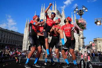 Damiano Caruso eta Bahrain taldeko kideak, tartean Pello Bilbao gernikarra, Giroko bigarren postua ospatzen. (Luca BETTINI / AFP)