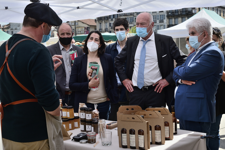 Alain Rousset, acompañado por varios compañeros de lista, durante su visita, el sábado 5 de junio, al mercado de Baiona. (Patxi BELTZAIZ)