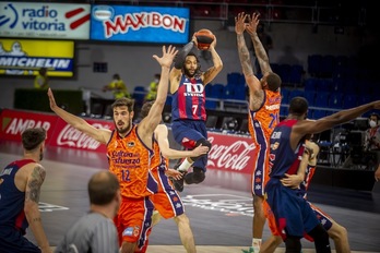 Pierria Henry ha sido el principal sostén del Baskonia mientras lo han sujertado las piernas. (Jaizki FONTANEDA / FOKU)