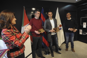 El Eibar homenajeó a Garitano y sus ayudantes en 2017, cuando visitó Ipurua como entrenador del Deportivo. (Marisol Ramírez/Foku)