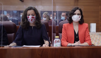 María Eugenia Carballedo, ya presidenta de la Asamblea, con Isabel Díaz Ayuso. (Europa Press)