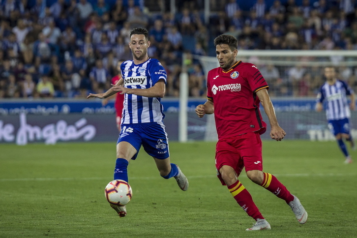 Burgui controla el balón en un duelo frente al Getafe. (Aritz LOIOLA / FOKU)