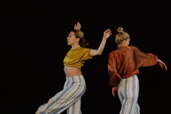 Las bailarinas Helena Wilhelmsson y Laia Santanach, interpretando la pieza «Muda». (PROYECTO LARRUA)