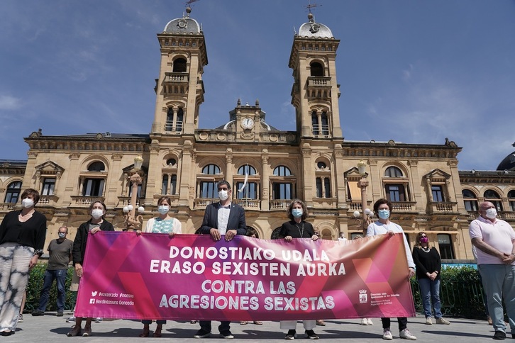 Imagen de la concentración realizada por el Ayuntamiento de Donostia para mostrar su rechazo a las agresiones sexistas registradas en la ciudad. (Andoni CANELLADA/FOKU)